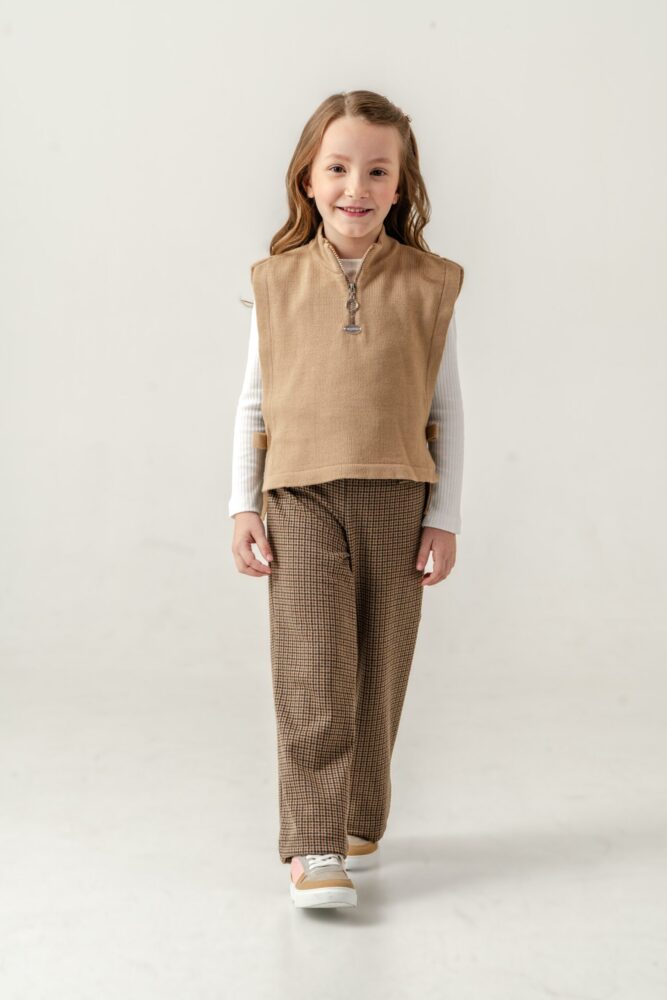 3-teiliges Outfit – Karohose, Rollkragen & Strickweste