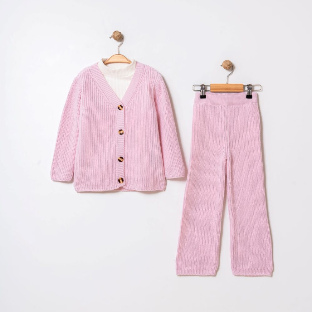 3-teiliges Strickset – Weißer Rollkragenshirts, Cardigan & Breite Hose